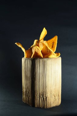 Siyah arka planda bambu camlı tortilla atıştırmalığı.