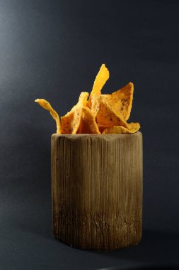 Siyah arka planda bambu camlı tortilla atıştırmalığı.