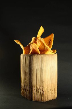 Siyah arka planda bambu camlı tortilla atıştırmalığı.