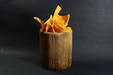 Siyah arka planda bambu camlı tortilla atıştırmalığı.