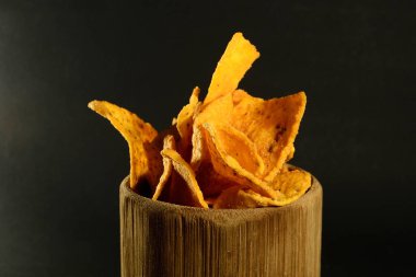 Siyah arka planda bambu camlı tortilla atıştırmalığı.