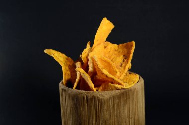 Siyah arka planda bambu camlı tortilla atıştırmalığı.