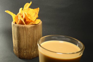 Siyah arka planda bambu camlı tortilla atıştırmalığı.