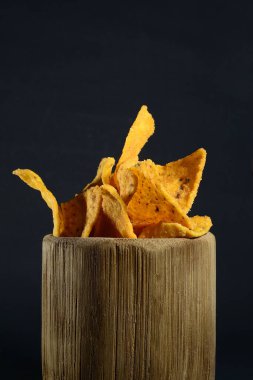 Siyah arka planda bambu camlı tortilla atıştırmalığı.