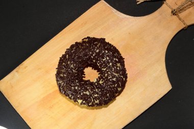 Pasta, üstüne çikolata sosu serpilmiş çörekler.