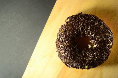 Pasta, üstüne çikolata sosu serpilmiş çörekler.