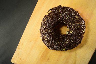 Pasta, üstüne çikolata sosu serpilmiş çörekler.