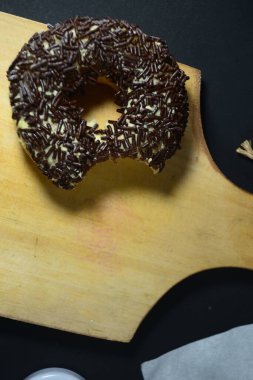 Pasta, üstüne çikolata sosu serpilmiş çörekler.