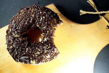 Pasta, üstüne çikolata sosu serpilmiş çörekler.