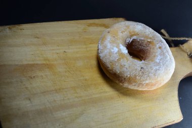 Yiyecek, üzerine şeker tozu katılmış donut.