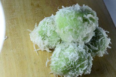Endonezya sokak yemekleri, rendelenmiş hindistan cevizli Klepon topu.