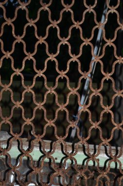 Demir kafes paslanmaya ve kırılmaya başlamıştı.