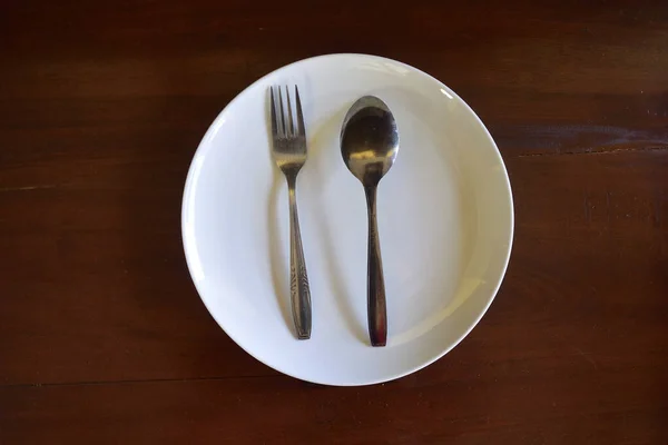 Masanın Üzerinde Beyaz Çatal Kaşıktan Oluşan Bir Sofra Takımı Var — Stok fotoğraf