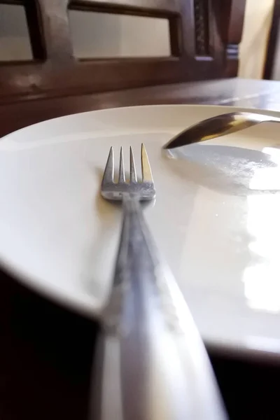 桌上的餐具 由白盘叉和勺子组成 — 图库照片