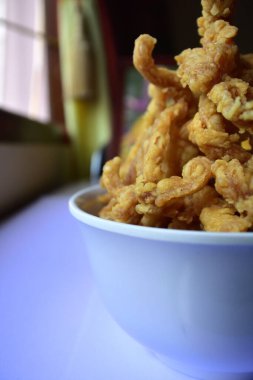 İstiridye mantarı cipsi, çıtır çıtır, beyaz kasede lezzetli.