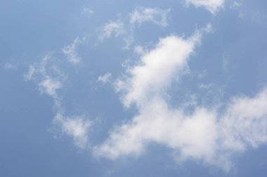 Mavi gökyüzünde güzel bulutlu