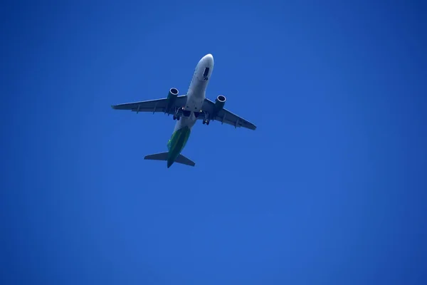 Uçak mavi gökyüzünde uçuyor.