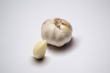 Sarımsak mutfaktaki bir bitkidir.