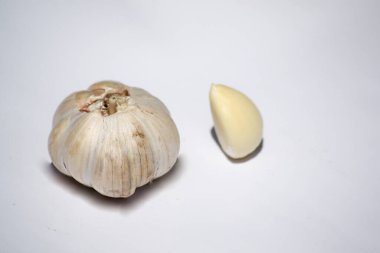 Sarımsak mutfaktaki bir bitkidir.