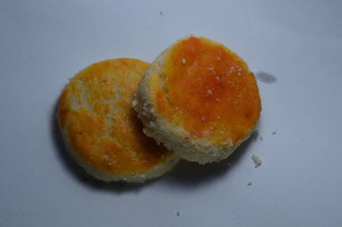 Üzerine yumurta serpiştirilmiş fasulye ekmeği