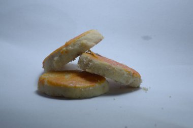 Üzerine yumurta serpiştirilmiş fasulye ekmeği