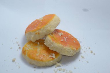 Üzerine yumurta serpiştirilmiş fasulye ekmeği