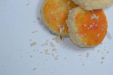 Üzerine yumurta serpiştirilmiş fasulye ekmeği