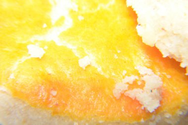 Üzerine yumurta serpiştirilmiş fasulye ekmeği