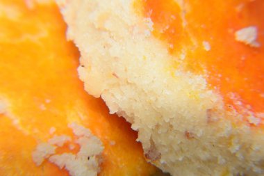 Üzerine yumurta serpiştirilmiş fasulye ekmeği