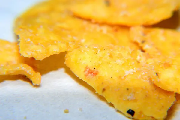 Tortilla Chips 'i beyaz arkaplan ile izole et