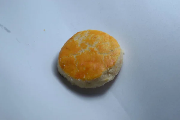 Üzerine yumurta serpiştirilmiş fasulye ekmeği