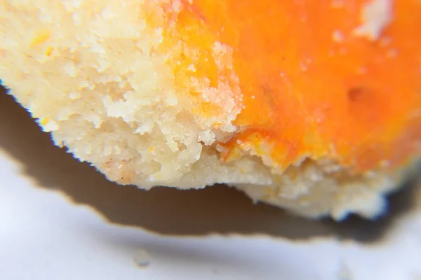 Üzerine yumurta serpiştirilmiş fasulye ekmeği