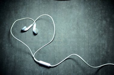 Beyaz arkaplanı olan beyaz kulaklık