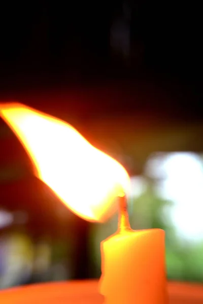Beyaz bir mum çubuğundan ateş