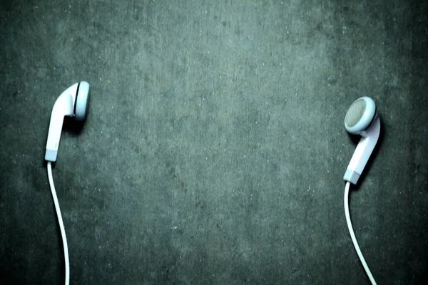 Beyaz arkaplanı olan beyaz kulaklık