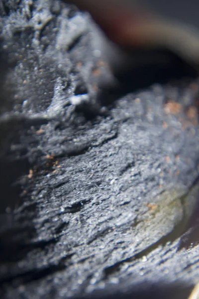 Siyah odun kömürü.