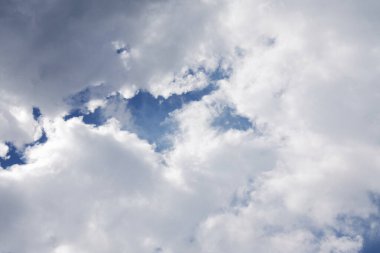 Mavi gökyüzünde güzel bulutlu