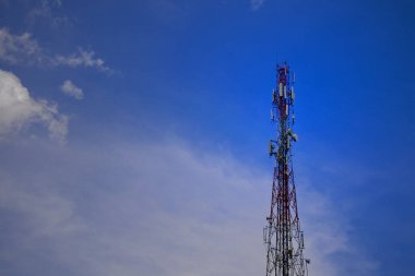 Mavi gökyüzünde güzel bulutlu