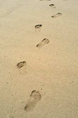 Kumsalda ayak izleri