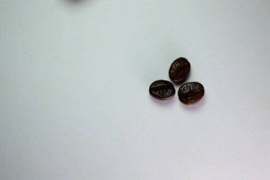 Beyaz arkaplanda kahve çekirdekleri