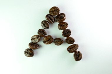 A harfi kahve çekirdekli.