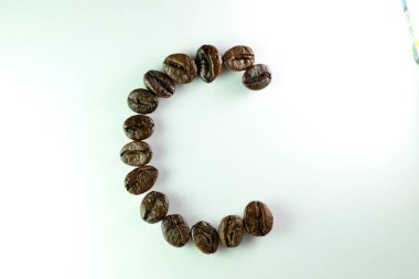 Kahve çekirdekli C harfi