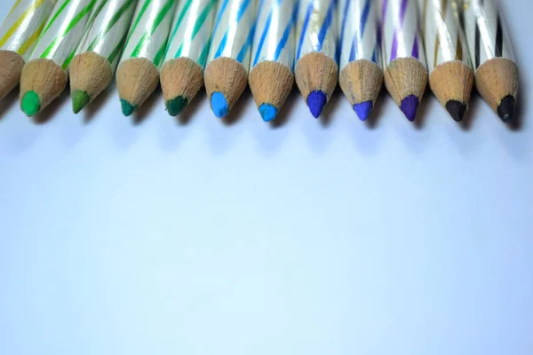 beyaz arkaplan ile renkli kalem