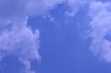 Arkaplan, gök mavisi ve yumuşak bulutlar