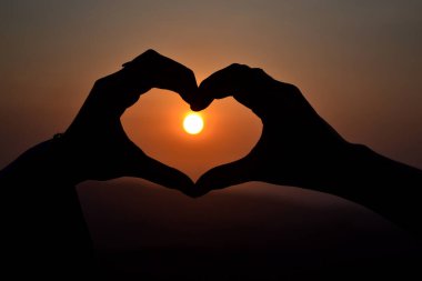 Aşk ve güneş, güneş ışığı verdikçe aşk beklenmeden verir.