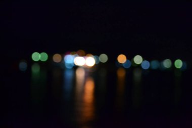 Arka plan, gece bulanık ışık güzel bir çizgi oluşturuyor.