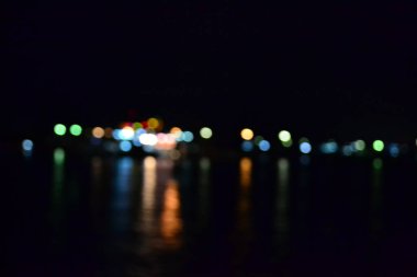 Arka plan, gece bulanık ışık güzel bir çizgi oluşturuyor.