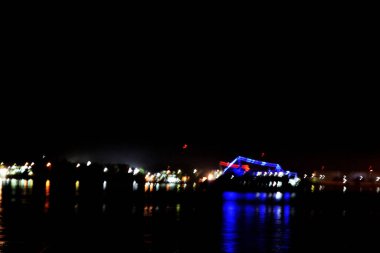 Arka plan, gece bulanık ışık güzel bir çizgi oluşturuyor.