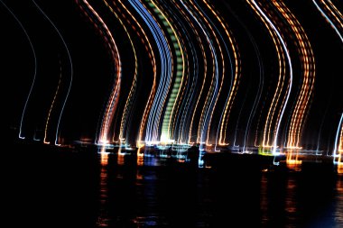 Arka plan, gece bulanık ışık güzel bir çizgi oluşturuyor.