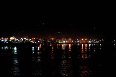 Arka plan, gece bulanık ışık güzel bir çizgi oluşturuyor.